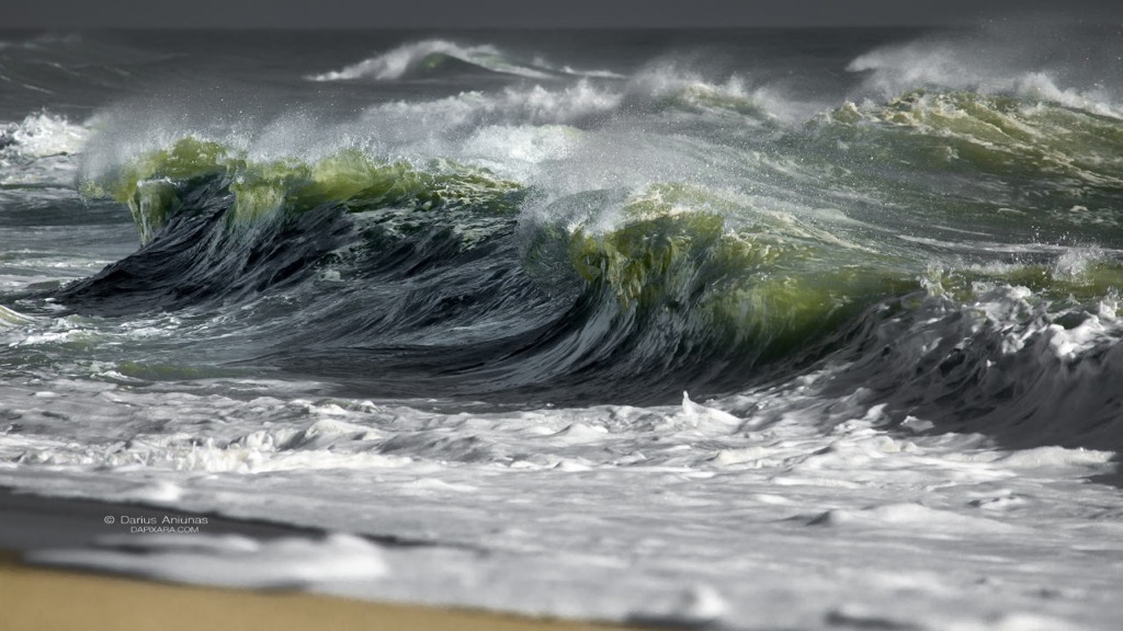 ocean-waves-on-cape-cod